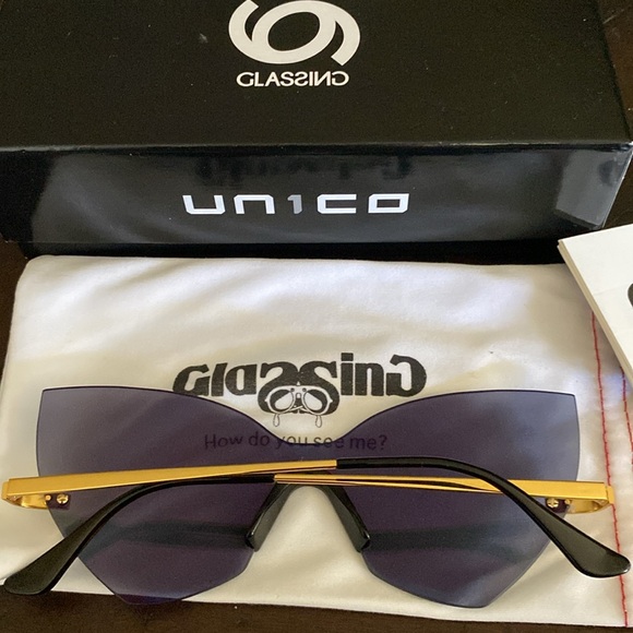 Glassing mirrored Italian sunglasses. - Picture 2 of 5